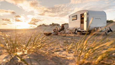 2022_ww_beachy_420_mood_sitzen_eingangstuer_draussen_people_aussen_1810_BEAR_PRESSE_lowres